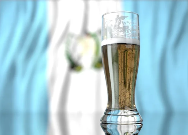 Ein Glas Bier vor einer guatemaltekischen Flagge. 3D-Darstellung. — Stockfoto