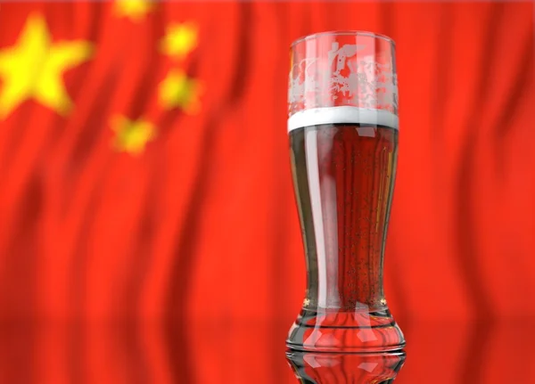 Bir bardak bira önünde bir Çinli bayrak. 3B Çizim oluşturma. — Stok fotoğraf