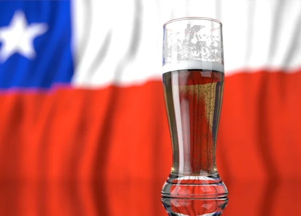 Склянка пива перед чилійським прапором. Відображення 3D ілюстрацій . — стокове фото