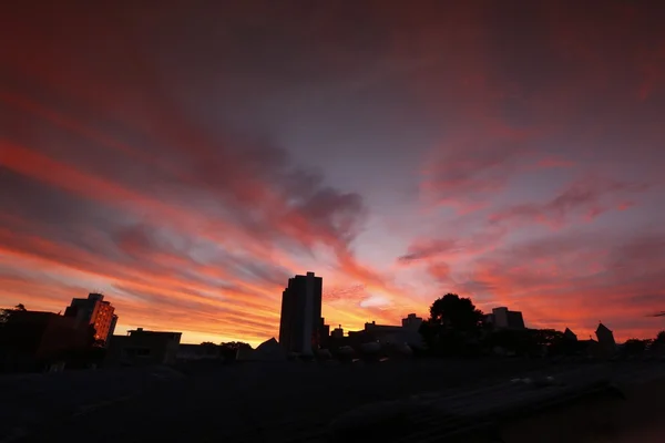 Fogo céu pôr do sol na cidade de São Caetano — Fotografia de Stock