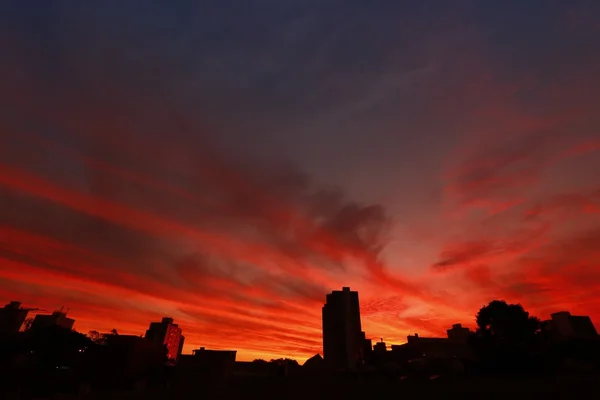 Cielo de fuego puesta de sol en la ciudad de sao caetano — Foto de Stock