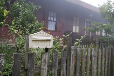 Posta kutusu antika bir evde