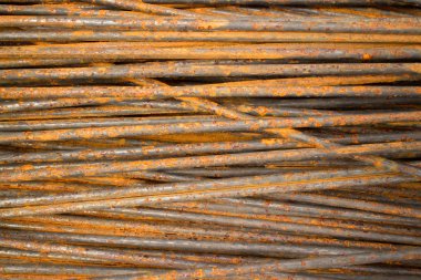 Yatay pozisyonda yığılmış yarı paslı çelik çubukların dikey Mcu'su