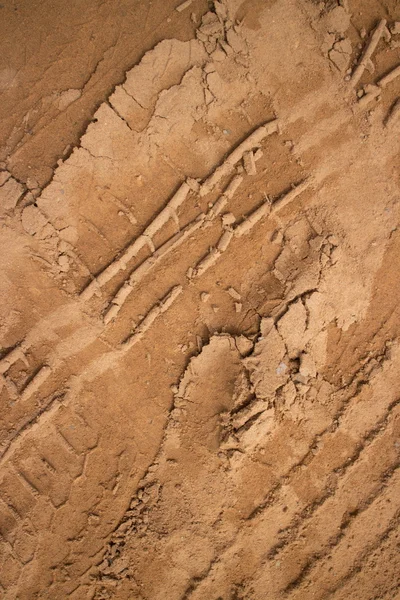 Vue verticale surplombée des traces de pneus sur une route semi-boueuse — Photo