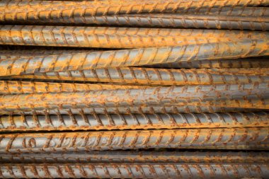 Yatay pozisyonda yığılmış yarı paslı çelik çubukların yatay Mcu'su