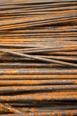 Yatay pozisyonda yığılmış ince yarı paslı çelik çubukların düşük açılı dikey Mcu perspektifi