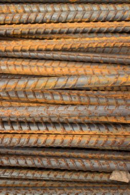 Yatay pozisyonda yığılmış yarı paslı çelik çubukların dikey Mcu'su