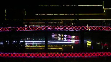 Parlak neon yaya köprüsü üzerinde küçük bir nehir Çift Kişilik yansıması ile en geniş çekim