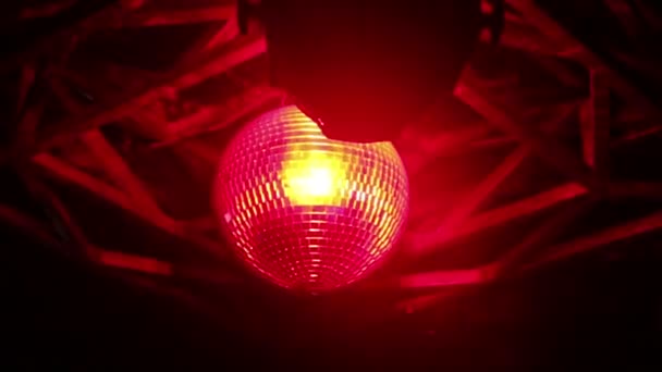 Medium CU of live disco ball in a club with flashing lights — Stock Video