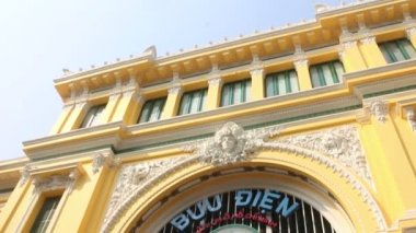 Ho Chi Minh City (Saygon), Vietnam - 11 Nisan 2016: Orta Cu, Saygon Merkez Postanesinin dış cephesinden aşağı doğru eğildi