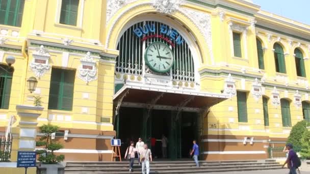 HO CHI MINH CITY (SAIGON), VIETNAM - 11 de abril de 2016: Estabilizado Wide Shot of Saigon Post Office at Dusk, Vietnã — Vídeo de Stock