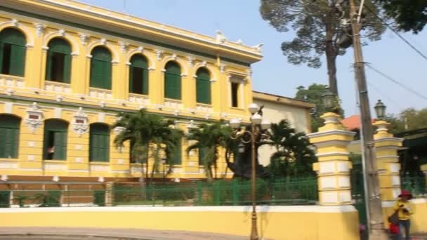 HO CHI MINH CITY (SAIGON), VIETNAM - ABRIL 11, 2016: WS estabilizado (vista frontal) pan da calçada para o exterior Saigon Correios — Vídeo de Stock