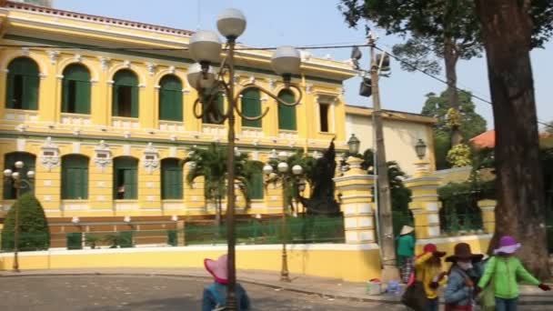 HO CHI MINH CITY (SAIGON), VIETNAM - 11 de abril de 2016: Panela de tiro largo mais larga da calçada para Saigon Central Post Office — Vídeo de Stock