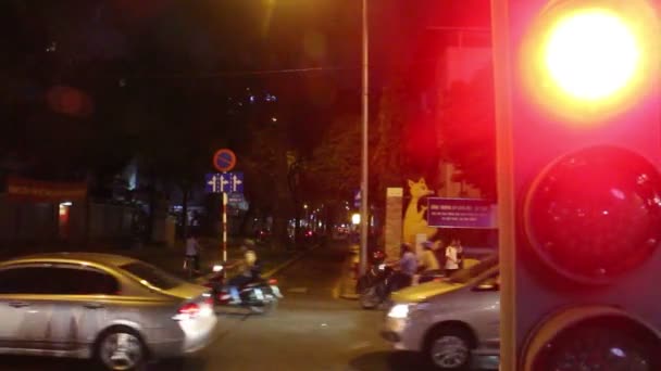Ho Chi Minh City (Saygon), Vietnam - 11 Nisan 2016: Saygon'da gece trafiği, Vietnam'da Stop ışığı ön planda — Stok video