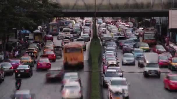 2015. július 10 - Bangkok, Thaiföld: Kiváló teleobjektív két lane road view forgalom idő telik el a gyalogos sétány — Stock videók