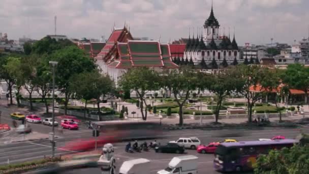 Bangkok Thailand-mei 9, 2016:Bangkok Thailand-mei 9, 2016:Bangkok Thailand-mei 9, 2016:Bangkok Thailand-mei 9, 2016:Bangkok verkeer Time Lapse - kruising Pov's nachts; auto's starten en stoppen op het licht; een van een reeks — Stockvideo