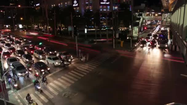 10 de julio de 2015 - BANGKOK TAILANDIA: Intersección de tráfico de alto ángulo con dos carreteras convergentes — Vídeo de stock