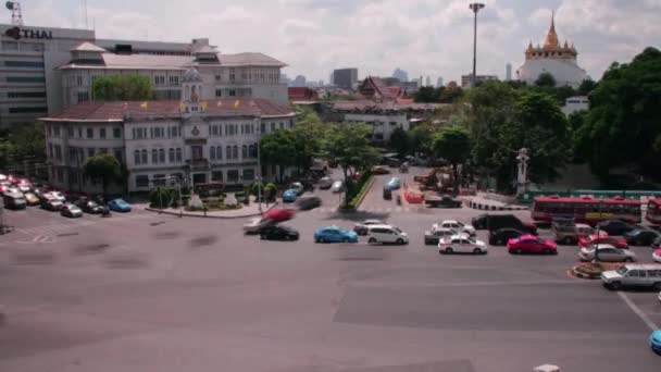2015 年 7 月 10 日 - バンコク、タイ: 非常に高い角度ワイドの背景で目に見える塔の主要交差点交通時間の経過のショット — ストック動画