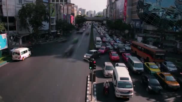 JULY 10, 2015 - BANGKOK, THAILAND: Two lane high angle perspective of time lapse of city traffic — Stock Video