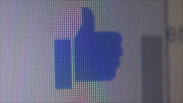 Kalifornien, juli 2016:Macro närbild av synkroniserade datorskärm som visar en blå Facebook tummen upp ikonen på pixel leve — Stockvideo