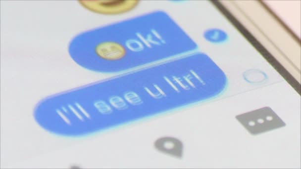 Californië, juli 2016:Social Media Macro Cu: Smartphone chat zegt 'Ok zie je later!' met smiley icoon — Stockvideo