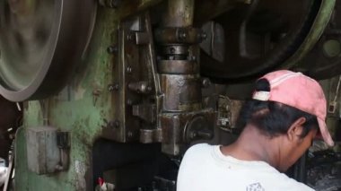 3 Nisan 2016 -: Battambang, Cambodia:-Metal işleme-imalat - yüksek açı makine ve işçi damgalama Mcu