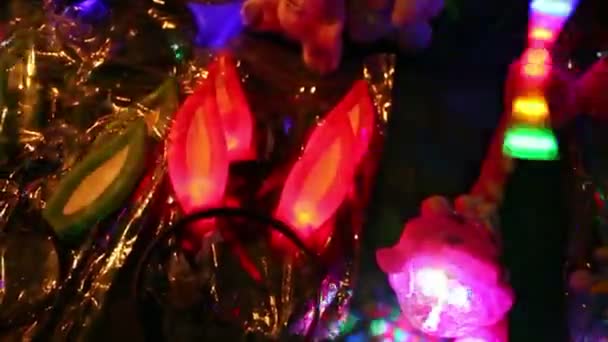 Bunte blinkende Hasenohren und Mini-Discokugel bei Nacht — Stockvideo