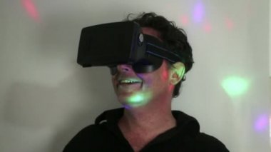 VR: Loş odadaki adam sanal gerçeklik deneyimi retro Aydınlatma etkisi arka planı ve parlak nokta ile reaksiyona girer