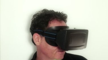VR: Cu adam sanal gerçeklik oyun kulaklığı takar ve eylem - aşağı ve ekran dışı, açık renkli ile seyir için tepki verir