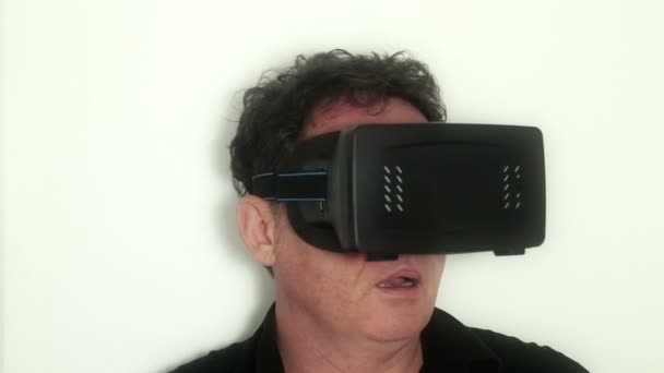 Realidade Virtual VR: Homem experimenta fone de ouvido VR, reage à simulação real da realidade virtual — Vídeo de Stock