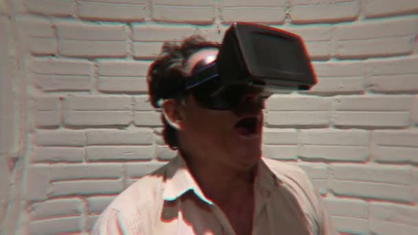 VR (Realidade virtual) gamer joga com pequenas e grandes criaturas virtuais enquanto vestindo um fone de ouvido Virtual — Vídeo de Stock