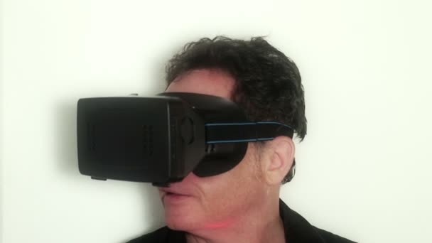 Virtuell verklighet Vr: Man erfar en 360 virtuell verklighet video simulering, tar av glasögon — Stockvideo