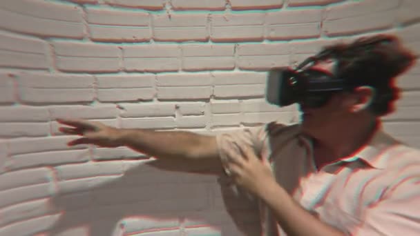 VR (realidad virtual) gamer baila con un compañero imaginario y luego va a pescar - Incluye Visual FX — Vídeos de Stock