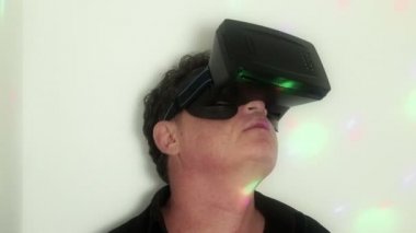 VR: Bir adam eylem sanal gerçeklik kulaklığı içinde yukarı ve çerçeve arasında seyir izler