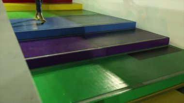 California, Temmuz 2016:Person çok renkli parlak bilim-kurgu görünümlü merdivenler yavaş iner.