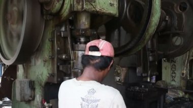 3 Nisan 2016 -: Battambang, Cambodia:-Metal işleme-imalat - döner tekerlekler ve işçi ile Ms büyük stamper
