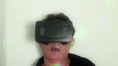 VR: Orta adamı vurdum gerçek Vr video-oyun deneyimi (varyasyon ile daha fazla eylem tepki verir)