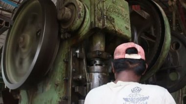 15 Mayıs 2016 -: Battambang, Cambodia:-Metal işleme-makine Salonu büyük metal makine işçisi ile damgalama
