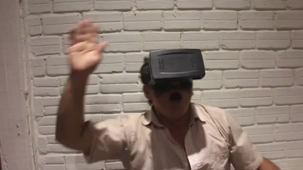 VR (sanal gerçeklik) oyun giyen kulaklık yaratıklar kavgalar sonra '- görsel Fx yüzmeye gider' — Stok video