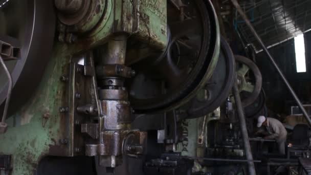 Battambang, Καμπότζη - Απρίλιος 3, 2016: Κατεργασία μετάλλων μηχανουργείο - μεγάλη μηχανή στο προσκήνιο με εργαζόμενος στην πλάτη — Αρχείο Βίντεο