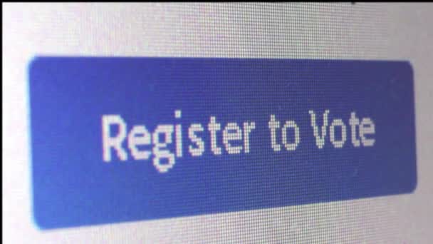 LOS ANGELES, CALIFORNIA, JULY 2016: Tutup makro kursor bergerak pengguna dan klik 'Register to Votet' — Stok Video