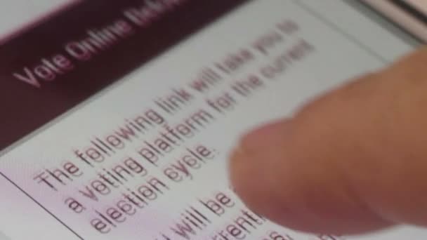 CALIFORNIE, JUILLET 2016 : CU de l'utilisateur tapant du doigt sur un "Votez maintenant" vote en ligne sur tablette tactile — Video