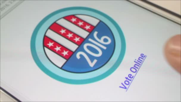 LOS ANGELES, CALIFORNIE, JUILLET 2016 : smartphone tablette et bouton de vote 2016 avec doigt de l'utilisateur — Video