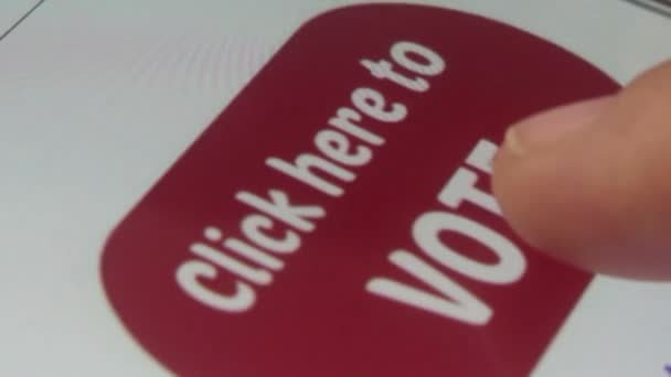 ЛОС-АНДЖЕЛЕС, Калифорния - 15 мая 2016 г.: Макро-CU пользователя, нажимающего кнопку "Vote" на смартфоне — стоковое видео