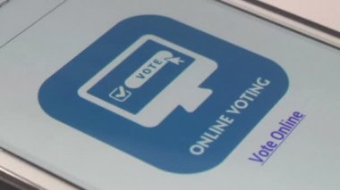 Los Angeles, Ca - 15 Mayıs 2016: İlerleme tablet phablet 'Oy' simgesine - kullanıcı tıklatır ve Birleşik kayar