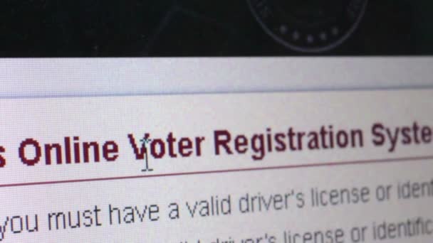 LOS ÁNGELES, CA - 15 de mayo de 2016: Pantalla del ordenador Macro CU con cursor en movimiento en el sitio web de registro de votantes en línea — Vídeos de Stock
