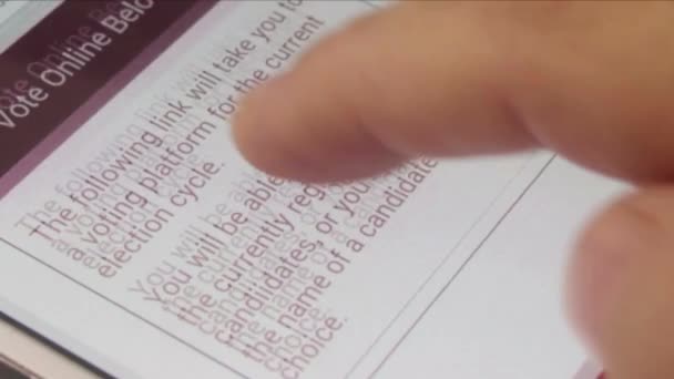LOS ANGELES, CA - 15 de maio de 2016: Rolos de usuário da Macro CU com o dedo no aplicativo de votação em tablet: 'Clique aqui para votar' — Vídeo de Stock