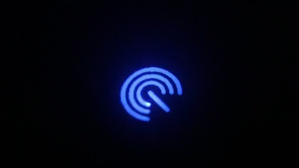 Kalifornien, juli 2016: Makro nära upp pulserande blå wi-fi signal-ikonen (inte animerad) — Stockvideo