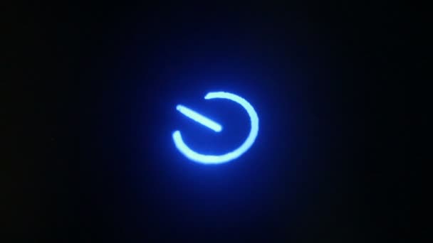 Symbole de puissance bleu vif macro sur un appareil électronique (pas d'animation )