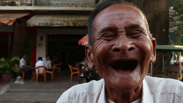 15 Abril 2016, PHNOM PENH, CAMBODIA: MCU 81 anos de idade motorista de táxi de bicicleta na Ásia — Vídeo de Stock